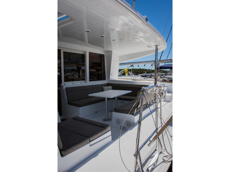 Book yachts online - catamaran - Lagoon 400 S2 - KINGA V - rent