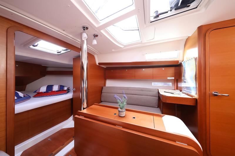 Book yachts online - sailboat - Dufour 350 Grand Large - FENIKS - rent