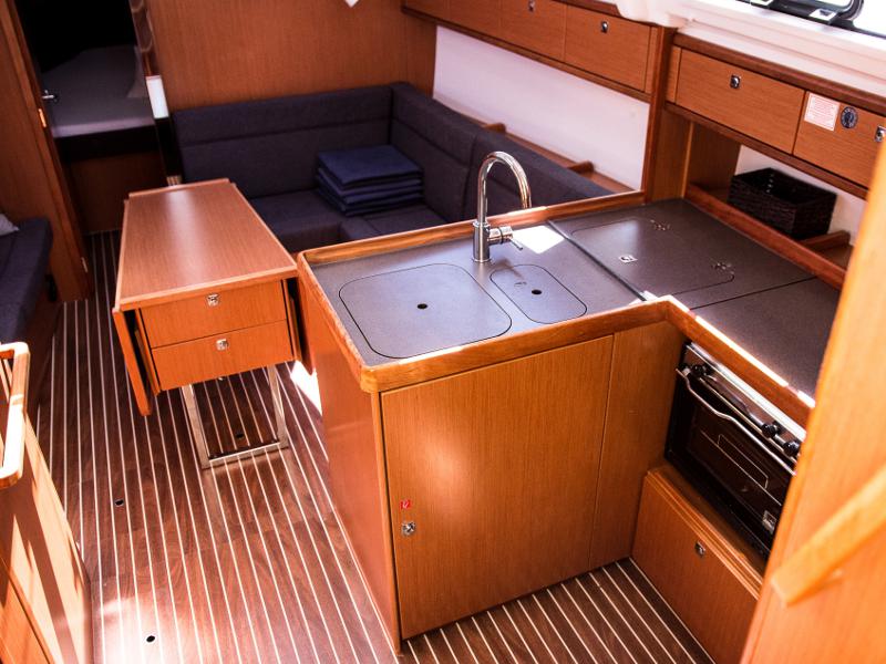 Book yachts online - sailboat - Bavaria Cruiser 37 - ANGELIC - rent