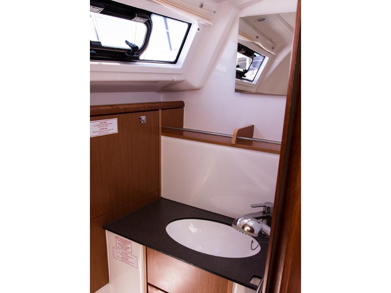 Book yachts online - sailboat - Bavaria Cruiser 37 - ANGELIC - rent