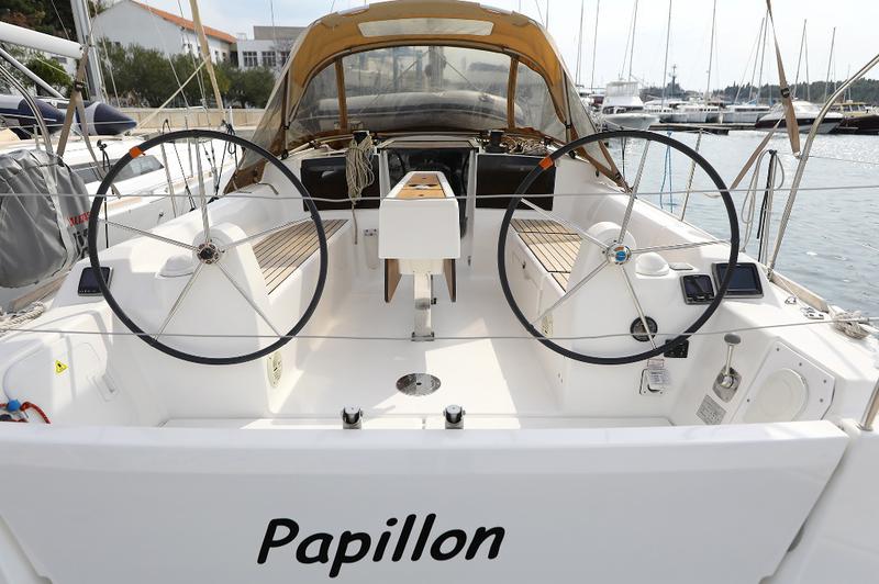 Book yachts online - sailboat - Dufour 350 Grand Large - PAPILLON - rent