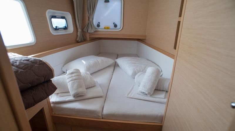 Book yachts online - catamaran - Lagoon 39 - EXPLORER - rent