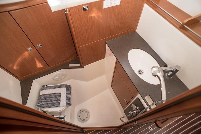 Book yachts online - sailboat - Bavaria Cruiser 37 - TAKIS II - rent