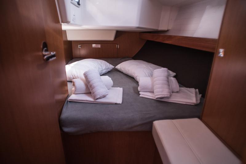 Book yachts online - sailboat - Bavaria Cruiser 37 - TAKIS II - rent