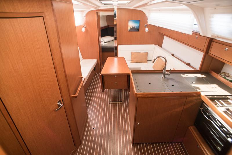 Book yachts online - sailboat - Bavaria Cruiser 37 - TAKIS II - rent