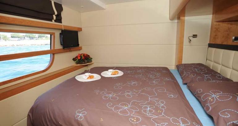 Book yachts online - powercatamaran - Fountaine Pajot Queensland 55 - Actium IV - rent