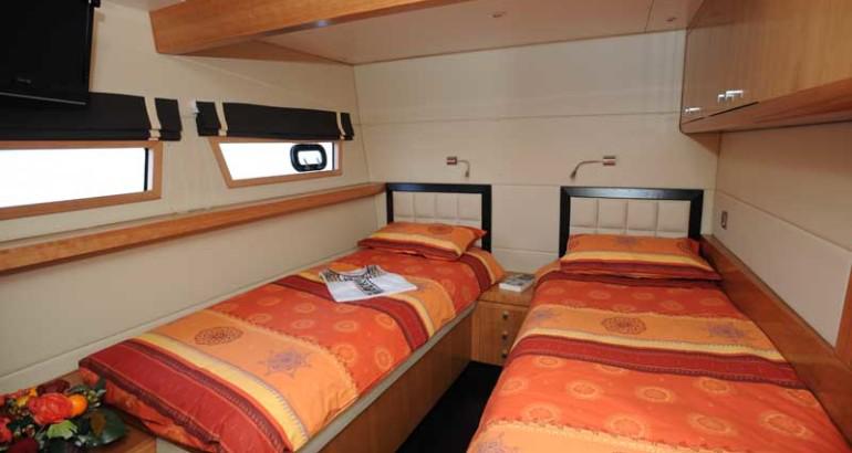 Book yachts online - powercatamaran - Fountaine Pajot Queensland 55 - Actium IV - rent