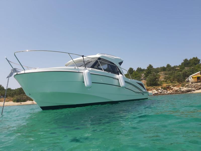 Book yachts online - motorboat - Antares 8 - BELECA - rent