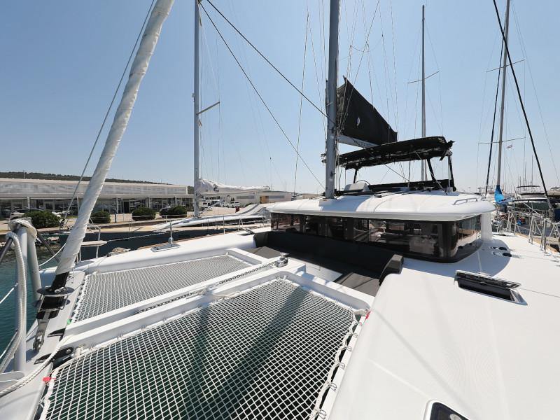 Book yachts online - catamaran - Lagoon 450 F - HOT STUFF Air condition in salon generator - rent