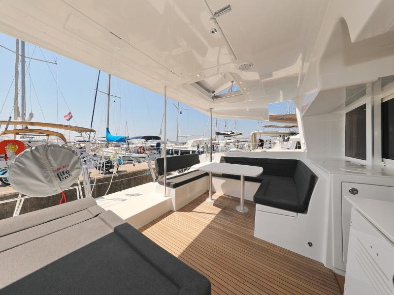 Book yachts online - catamaran - Lagoon 450 F - HOT STUFF Air condition in salon generator - rent