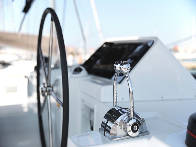 Book yachts online - catamaran - Lagoon 450 F - HOT STUFF Air condition in salon generator - rent