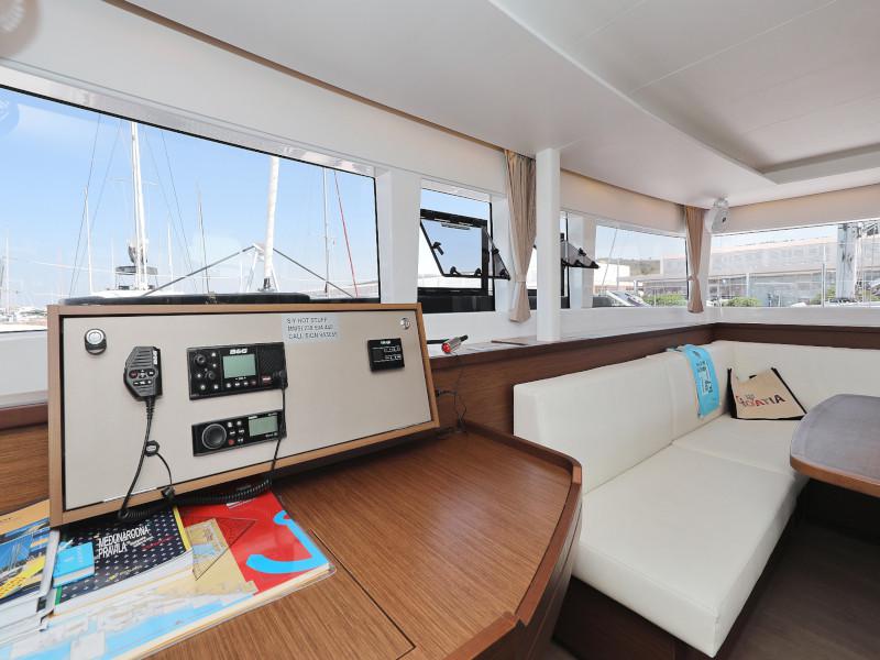 Book yachts online - catamaran - Lagoon 450 F - HOT STUFF Air condition in salon generator - rent