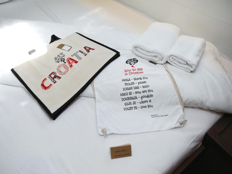 Book yachts online - catamaran - Lagoon 450 F - HOT STUFF Air condition in salon generator - rent