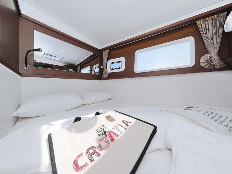 Book yachts online - catamaran - Lagoon 450 F - HOT STUFF Air condition in salon generator - rent