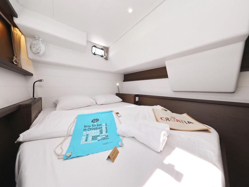 Book yachts online - catamaran - Lagoon 450 F - HOT STUFF Air condition in salon generator - rent