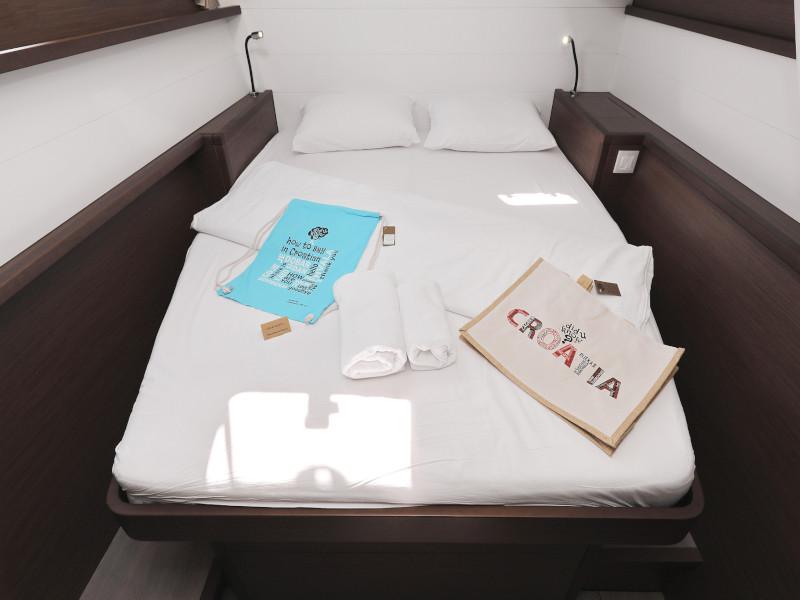 Book yachts online - catamaran - Lagoon 450 F - HOT STUFF Air condition in salon generator - rent