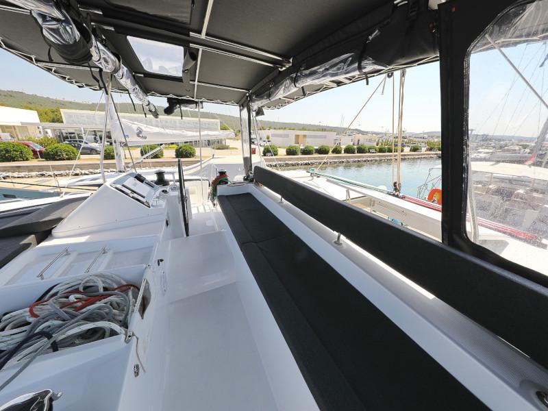 Book yachts online - catamaran - Lagoon 450 F - HOT STUFF Air condition in salon generator - rent