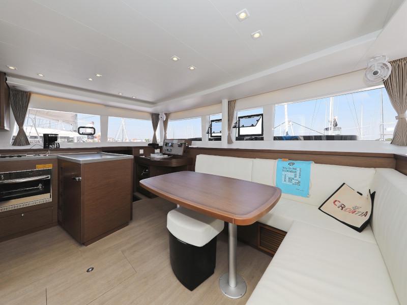 Book yachts online - catamaran - Lagoon 450 F - HOT STUFF Air condition in salon generator - rent