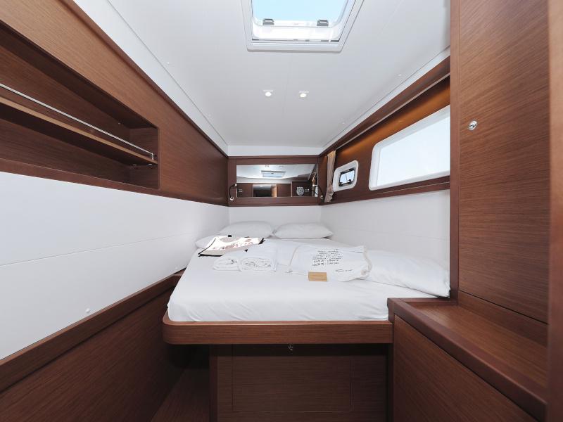 Book yachts online - catamaran - Lagoon 450 F - HOT STUFF Air condition in salon generator - rent