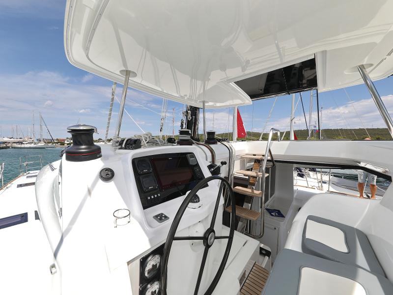 Book yachts online - catamaran - Lagoon 52 - SEA DWELLER (ex.TEQUILA SUNRISE) AC Generator Watermaker - rent