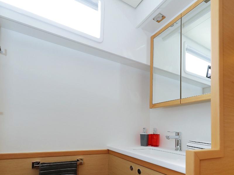 Book yachts online - catamaran - Lagoon 52 - SEA DWELLER (ex.TEQUILA SUNRISE) AC Generator Watermaker - rent