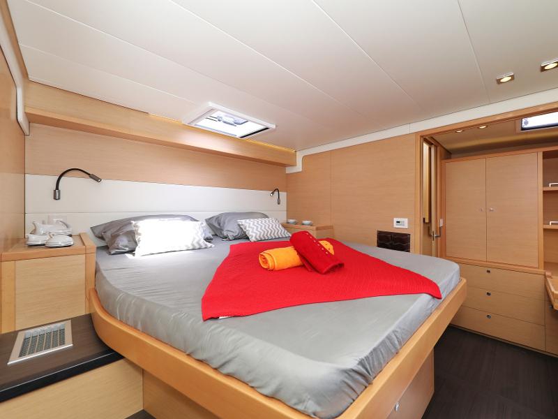 Book yachts online - catamaran - Lagoon 52 - SEA DWELLER (ex.TEQUILA SUNRISE) AC Generator Watermaker - rent