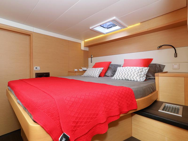 Book yachts online - catamaran - Lagoon 52 - SEA DWELLER (ex.TEQUILA SUNRISE) AC Generator Watermaker - rent