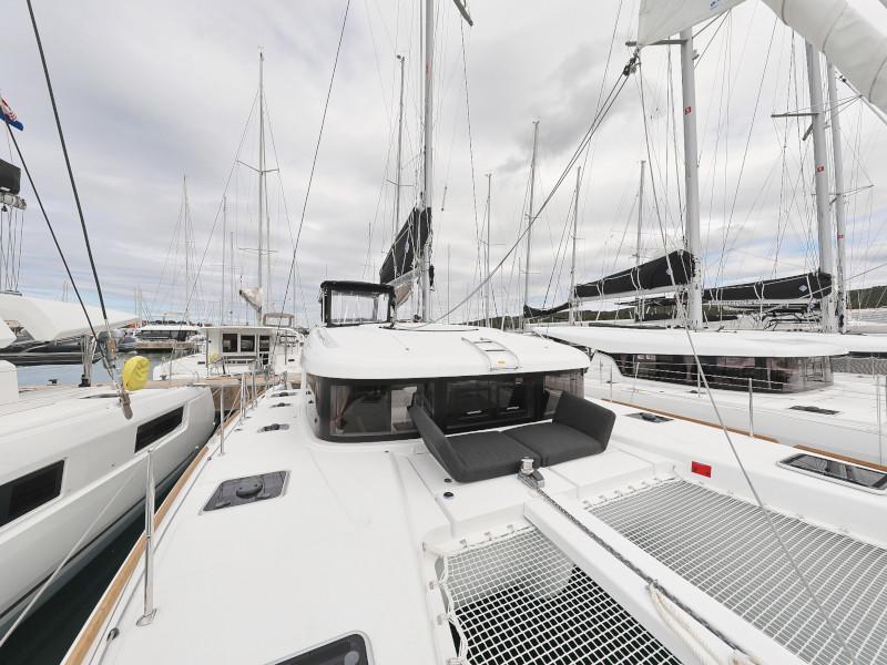 Book yachts online - catamaran - Lagoon 40 - NINA I AC salon + generator - rent