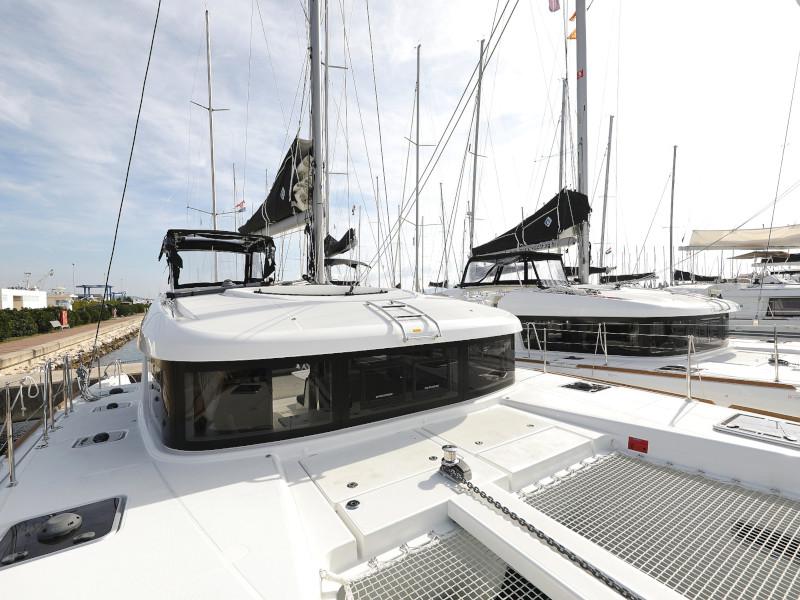 Book yachts online - catamaran - Lagoon 40 - BLUE ANGEL AC salon + generator - rent