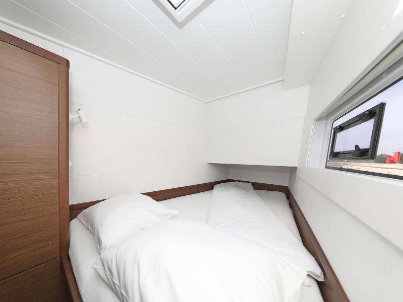 Book yachts online - catamaran - Lagoon 40 - BLUE ANGEL AC salon + generator - rent