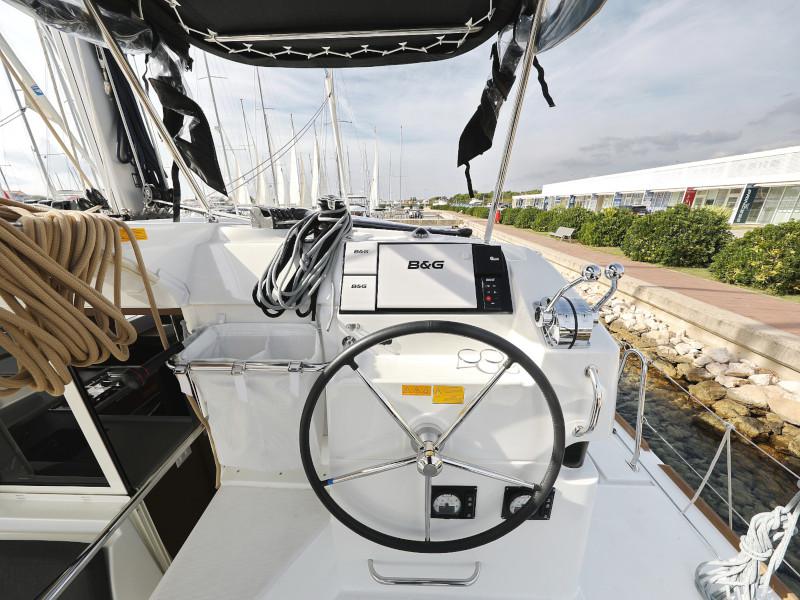 Book yachts online - catamaran - Lagoon 40 - BLUE ANGEL AC salon + generator - rent