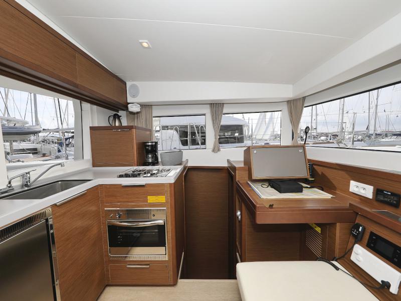Book yachts online - catamaran - Lagoon 40 - BLUE ANGEL AC salon + generator - rent