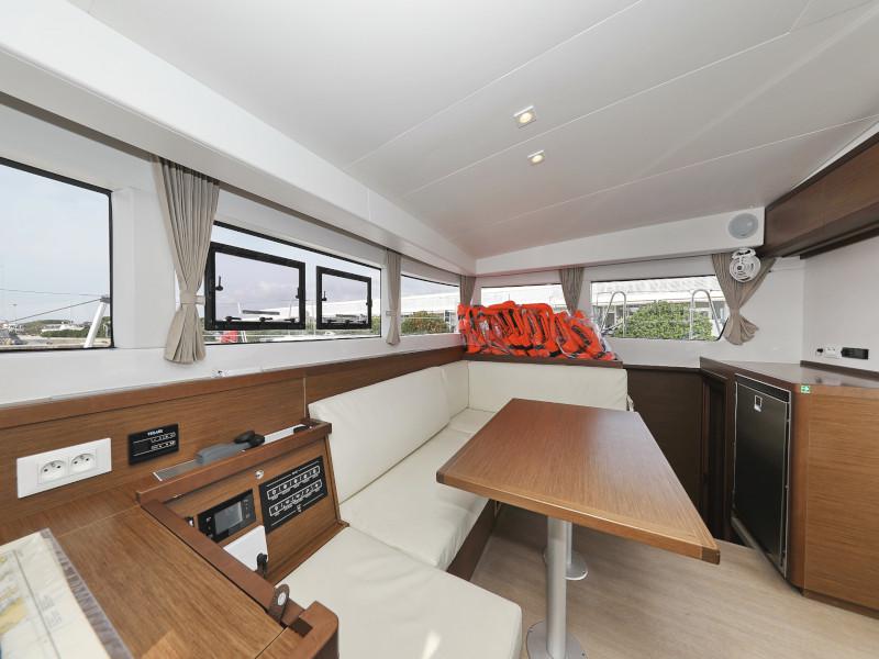 Book yachts online - catamaran - Lagoon 40 - BLUE ANGEL AC salon + generator - rent