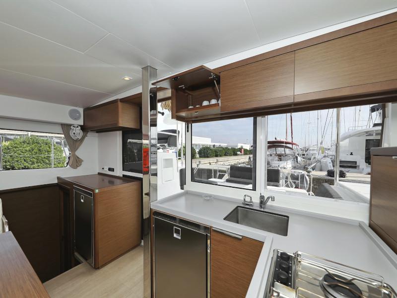 Book yachts online - catamaran - Lagoon 40 - BLUE ANGEL AC salon + generator - rent