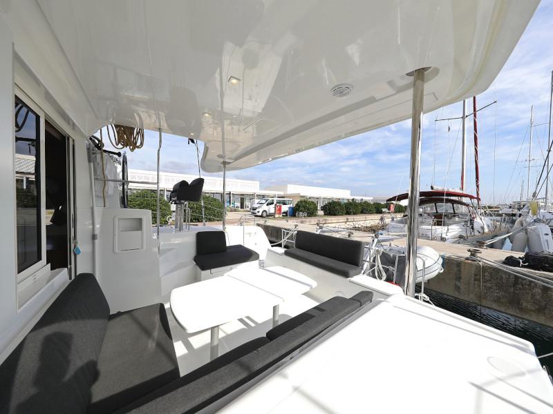 Book yachts online - catamaran - Lagoon 40 - BLUE ANGEL AC salon + generator - rent