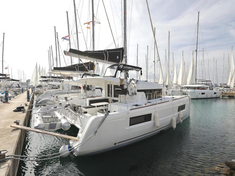 Book yachts online - catamaran - Lagoon 40 - BLUE ANGEL AC salon + generator - rent