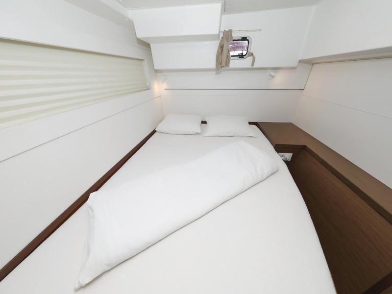 Book yachts online - catamaran - Lagoon 40 - BLUE ANGEL AC salon + generator - rent