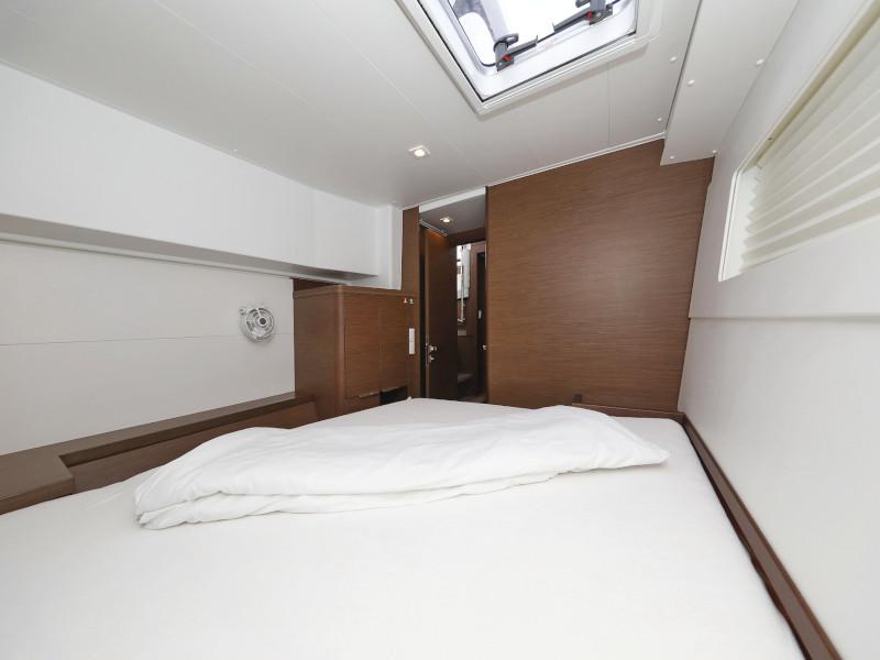 Book yachts online - catamaran - Lagoon 40 - BLUE ANGEL AC salon + generator - rent