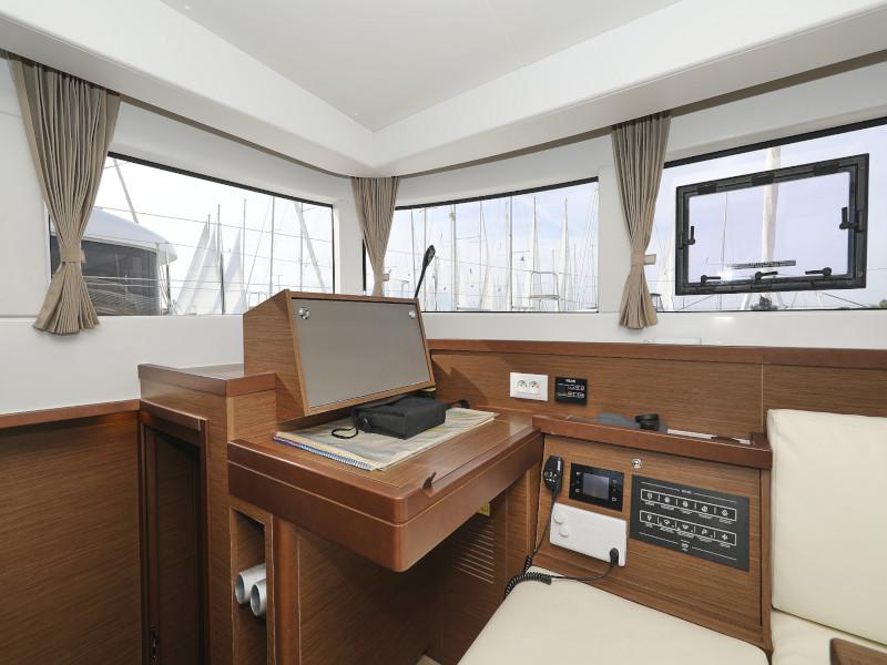 Book yachts online - catamaran - Lagoon 40 - BLUE ANGEL AC salon + generator - rent