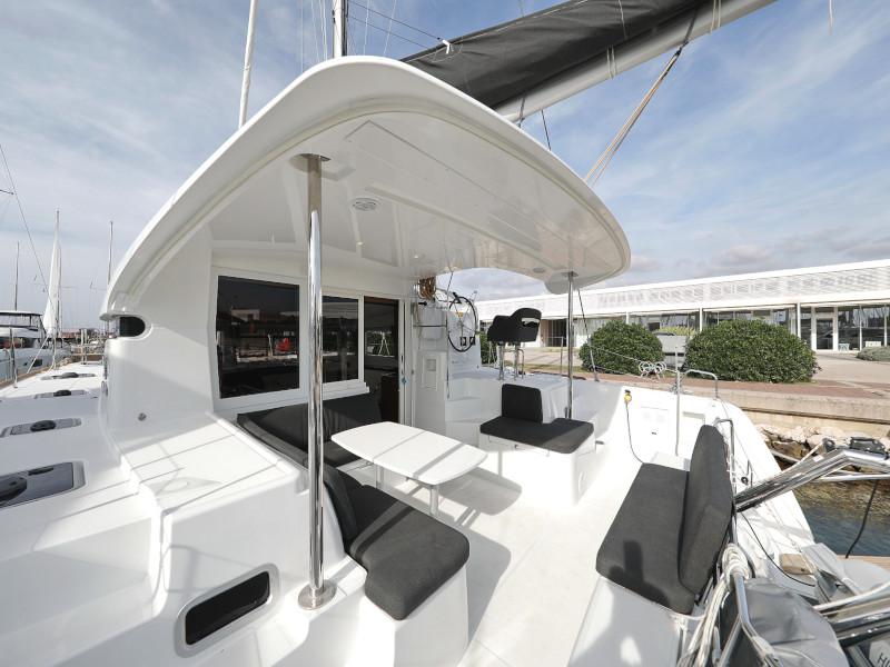 Book yachts online - catamaran - Lagoon 40 - BLUE ANGEL AC salon + generator - rent