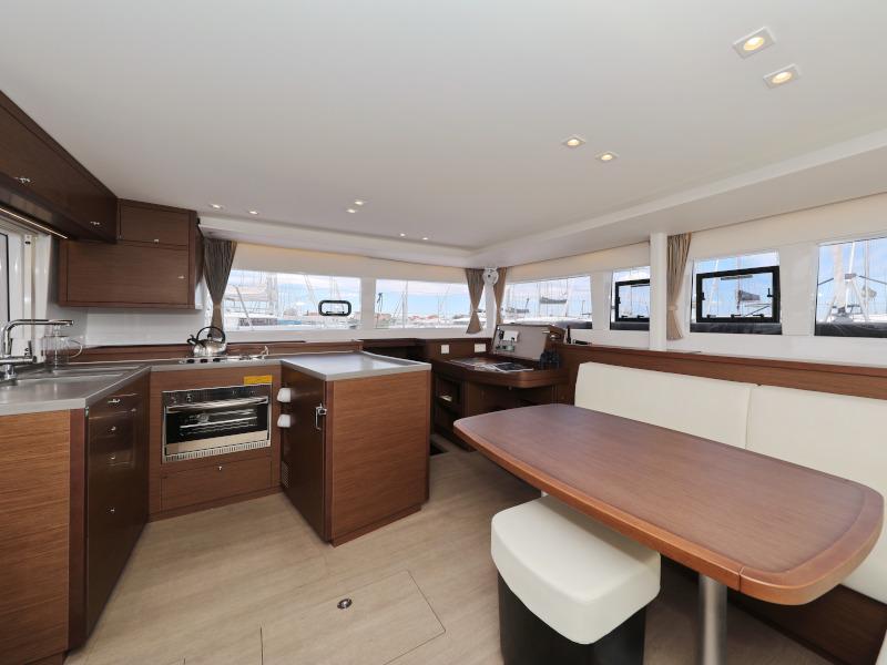Book yachts online - catamaran - Lagoon 450 - OASIS Air Condition in salon Generator Watermaker - rent