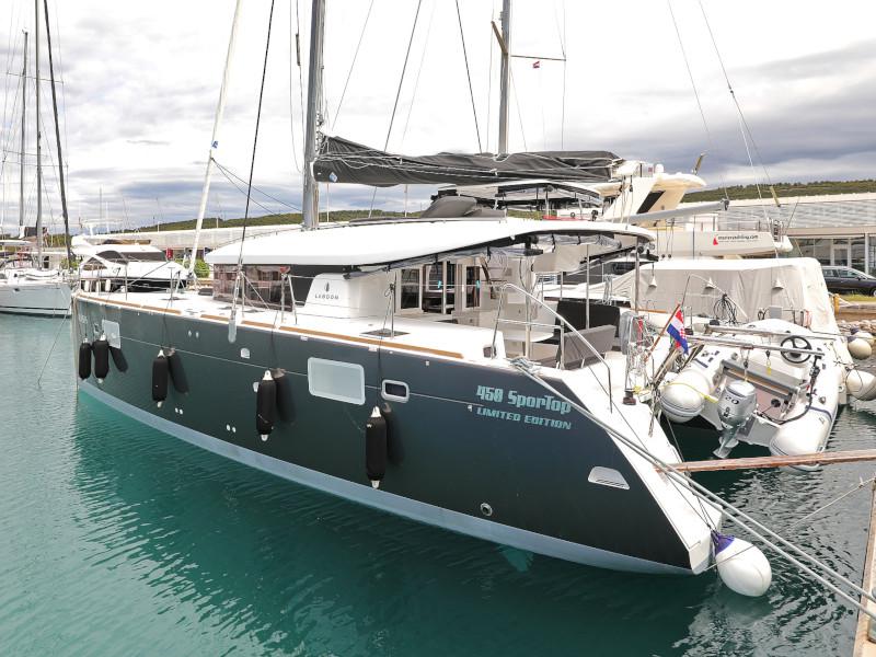 Book yachts online - catamaran - Lagoon 450 - OASIS Air Condition in salon Generator Watermaker - rent