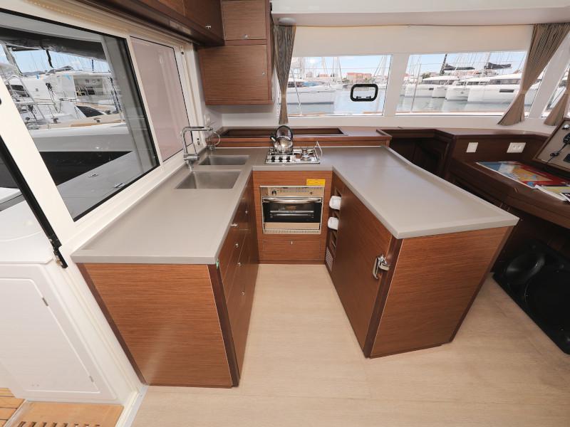 Book yachts online - catamaran - Lagoon 450 - OASIS Air Condition in salon Generator Watermaker - rent