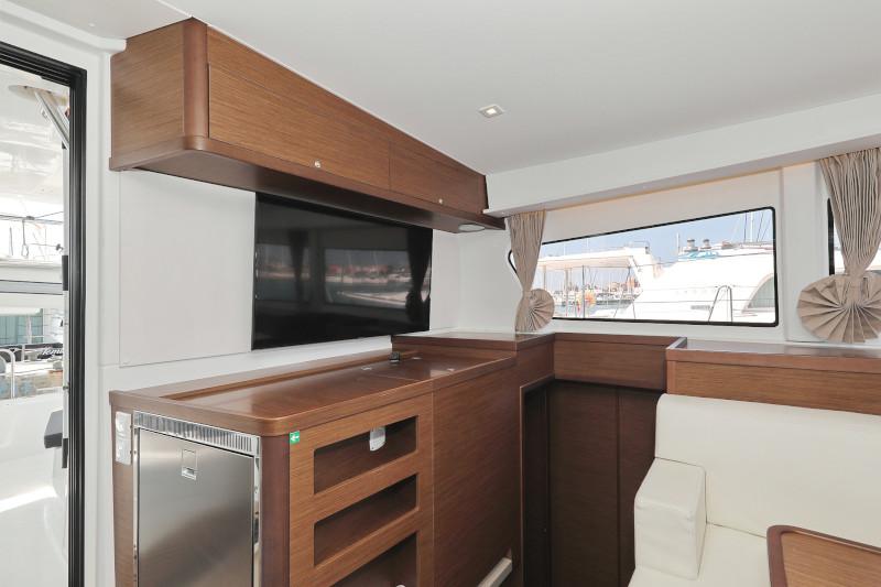 Book yachts online - catamaran - Lagoon 42 - ROYAL SALUTE - rent