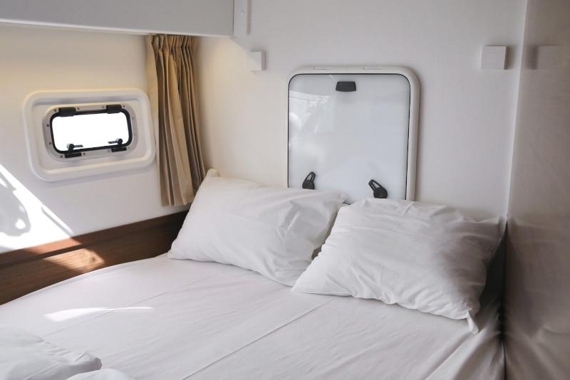 Book yachts online - catamaran - Lagoon 42 - ROYAL SALUTE - rent