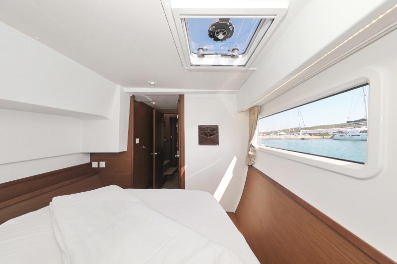 Book yachts online - catamaran - Lagoon 42 - ROYAL SALUTE - rent