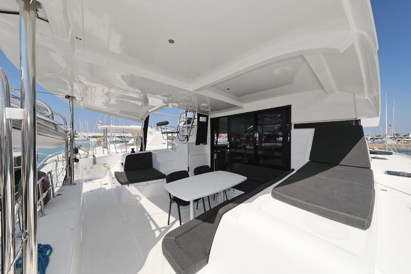 Book yachts online - catamaran - Lagoon 42 - ROYAL SALUTE - rent