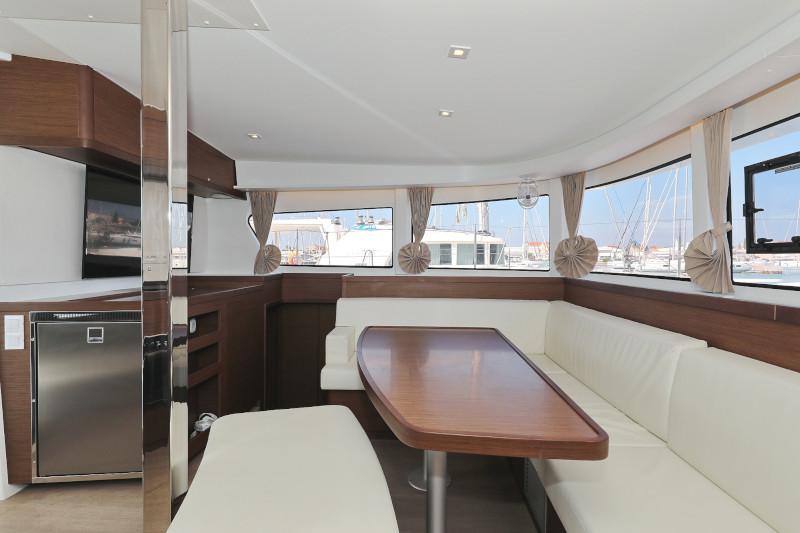 Book yachts online - catamaran - Lagoon 42 - ROYAL SALUTE - rent