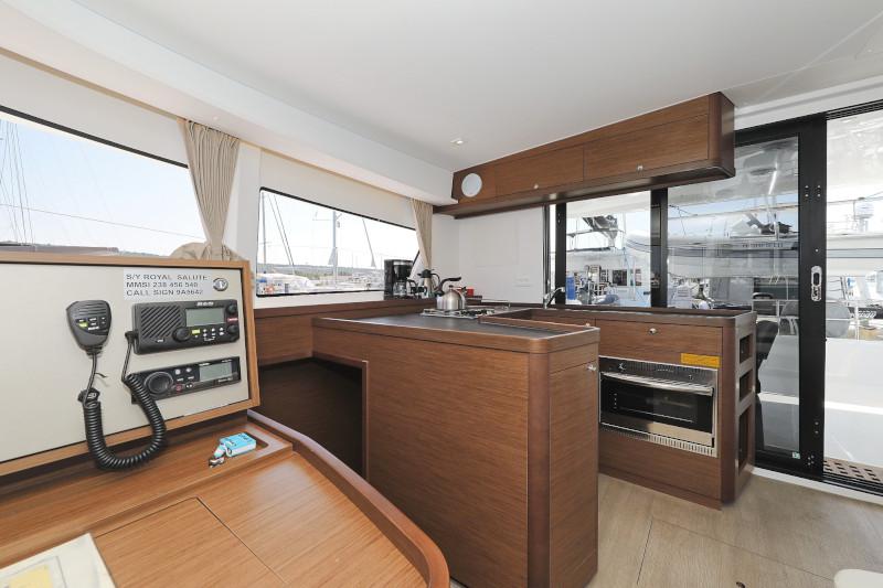 Book yachts online - catamaran - Lagoon 42 - ROYAL SALUTE - rent