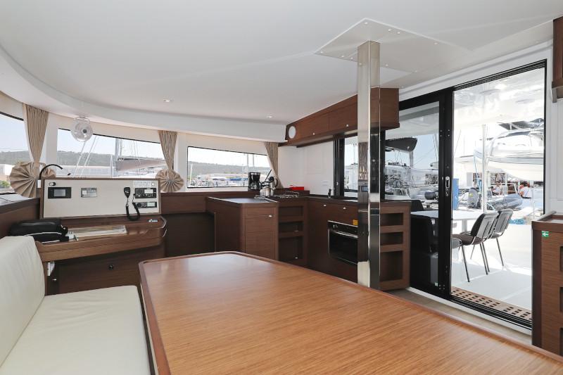 Book yachts online - catamaran - Lagoon 42 - ROYAL SALUTE - rent